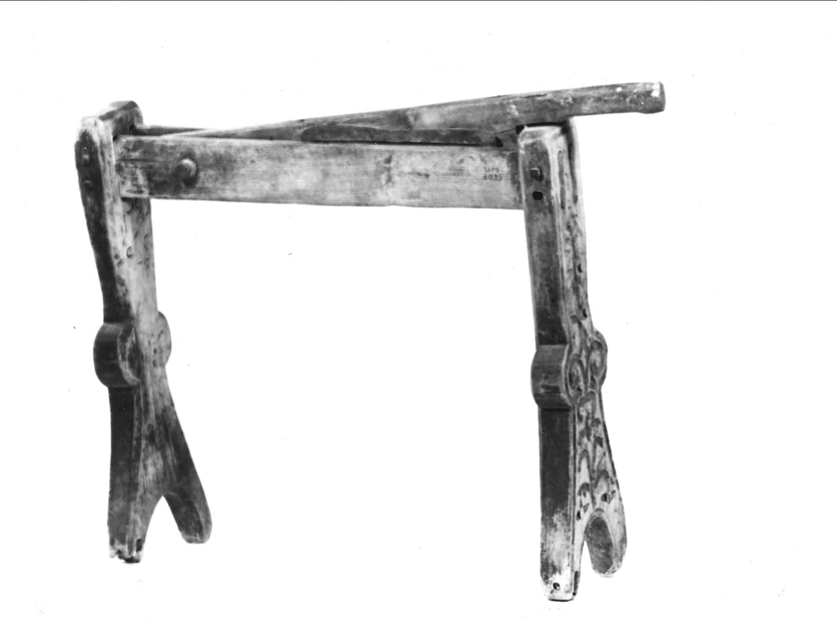 Dekor utförd med håljärn på ståndarnas utsidor. På ena ståndarens insida inristat: 1725 9 LS. Järnkniv på armen och sidorna. Träplugg.
 

