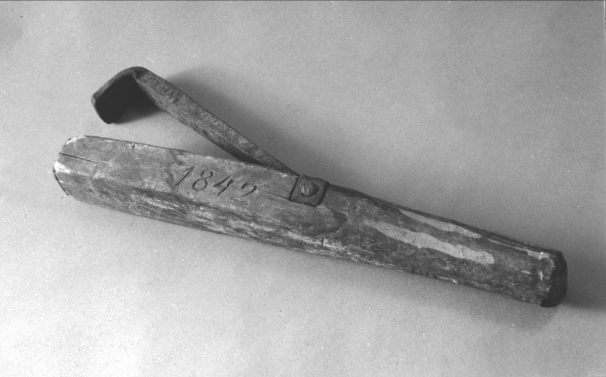 Bandhake av trä med järnhake. Märkt 1842.
 
