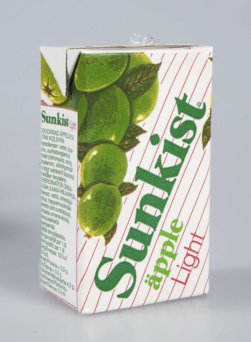 Vit rektangulär förpackning av vaxad papp med gröna äpplen och grön text: Sunkist äpple Light. På baksidan sitter ett sugrör i plast fastklistrat. Hål på ovansidan för sugrör.
