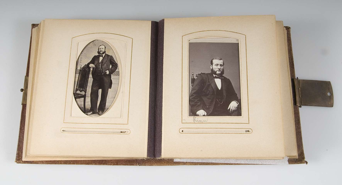 Fotoalbumet innehåller porträtt av brukstjänstemän med flera. Under varje fotografi sitter en liten handskriven namnskylt. Flera fotografier avbildar bokhållare vid Vattholma Bruk, Lena socken, Uppland.