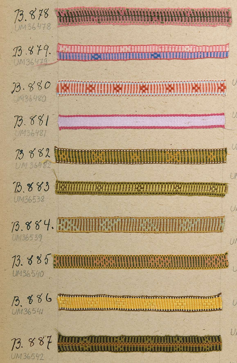 Vävprov av mönstrat band i gult, grönt, brunt och vitt. Materialet är konstfiber eller merceriserad bomull. Bandet är vävt i rips och opphämta och det har nummer B.882.