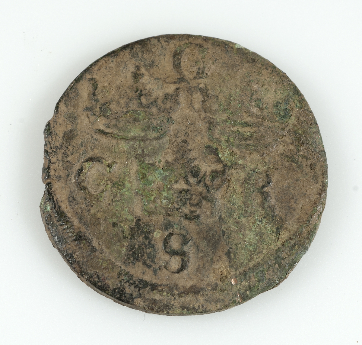Mynt av koppar 1/4 öre. Präglat 1656 av Karl X Gustav, troligen i Alvesta. Krönt lejon på ena sidan samt årtalet 1656, 1/4 öre, på andra sidan tre kronor samt bokstäverna G, C, R, S.