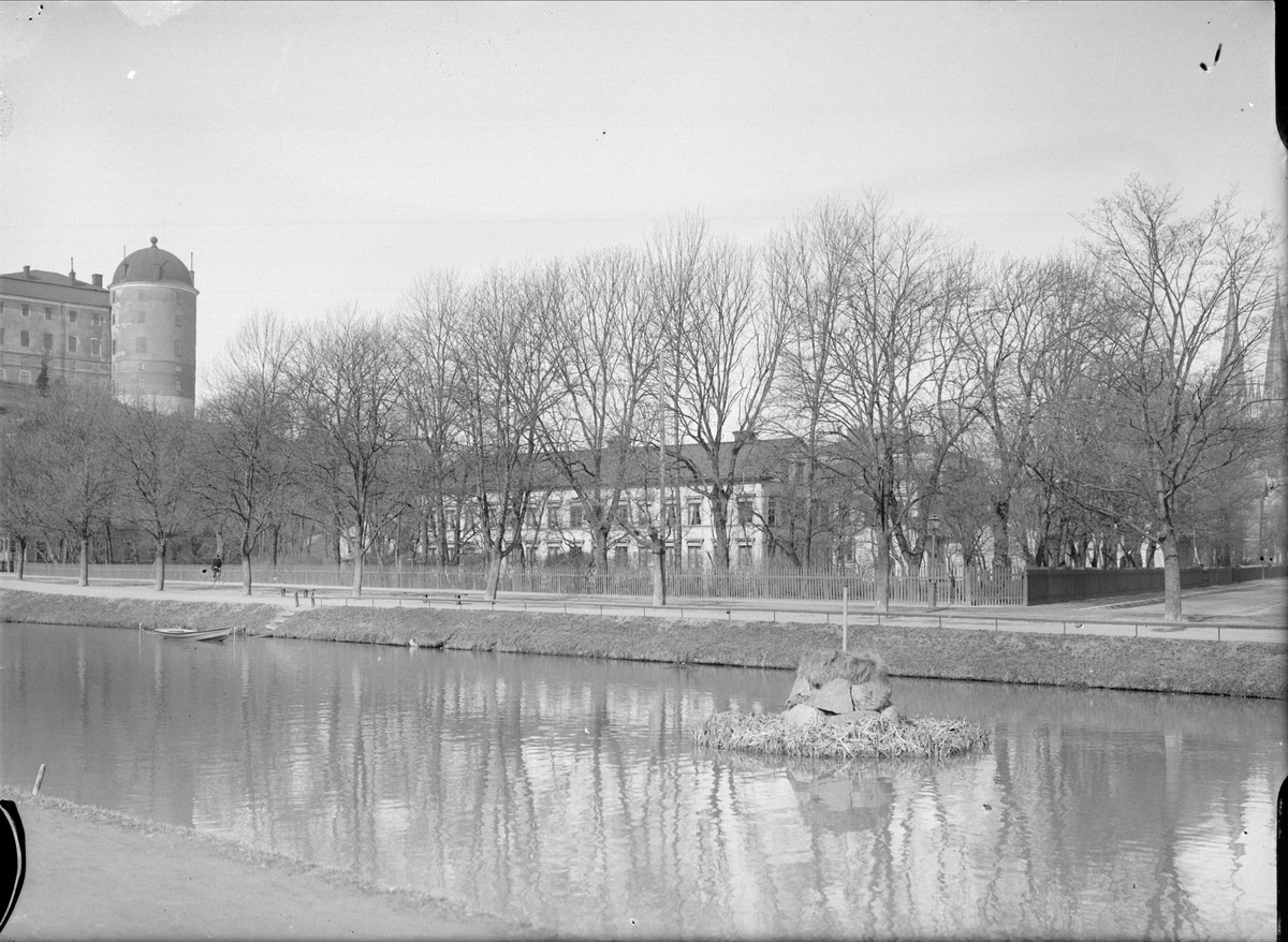 Svandammen vid Munkgatan - Trädgårdsgatan, Uppsala 1901 - 1902. I bakgrunden bebyggelsen i kvarteret Fågelsången