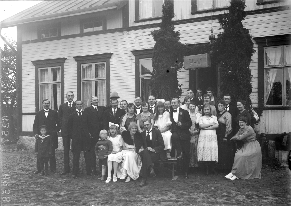 Brudparet Helmy Anderson och Magnus Johanson med bröllopsgäster "andra dan" i Fröslunda, Altuna socken, Uppland 1919