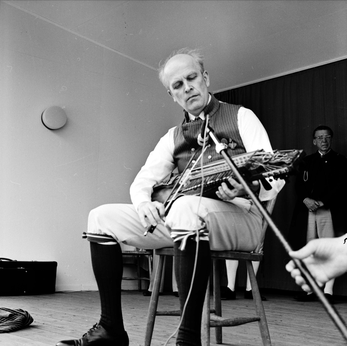 Nyckelharp- och fiolspelmannen Lars Erik Jansson på Upplandsschottisen, Tierpstrakten, Uppland juni 1973