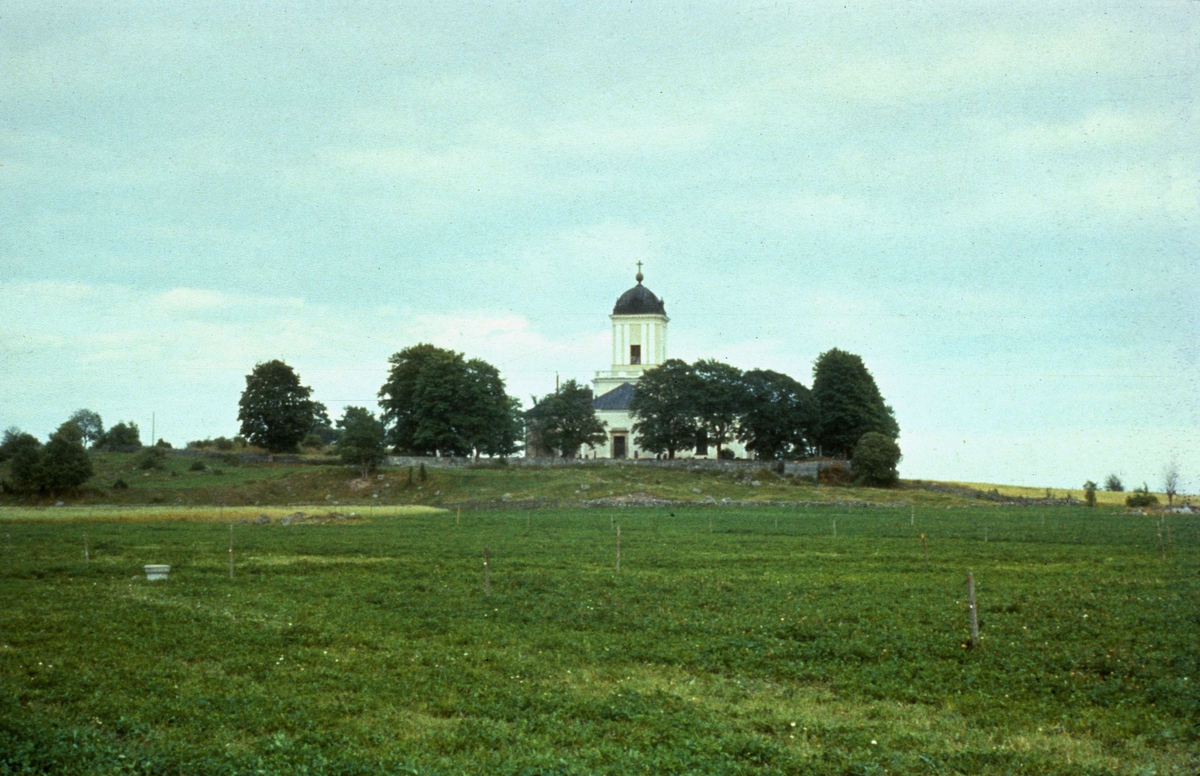 Landskapsvy med Fasterna kyrka, Uppland 1957