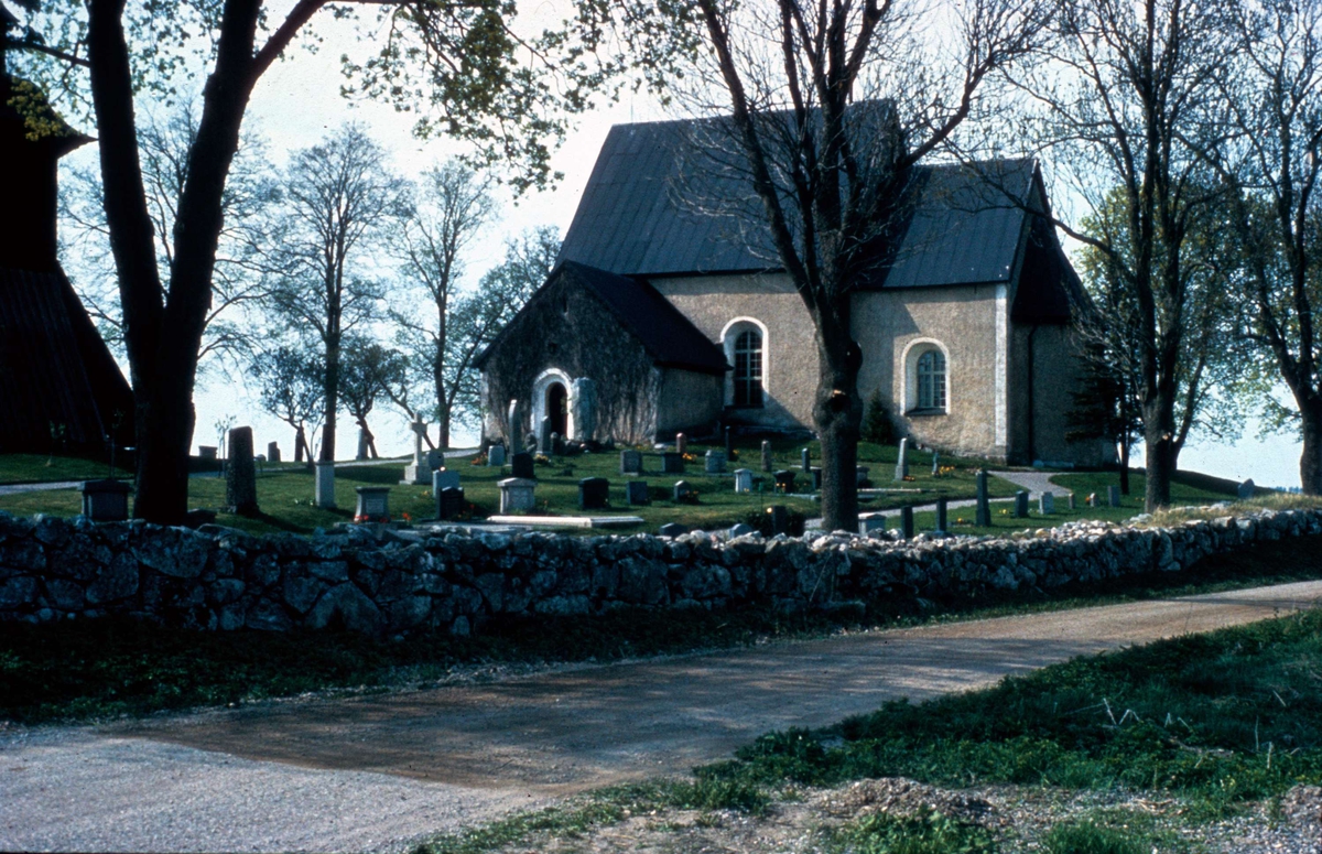 Markims kyrka och kyrkogård, Uppland 1981