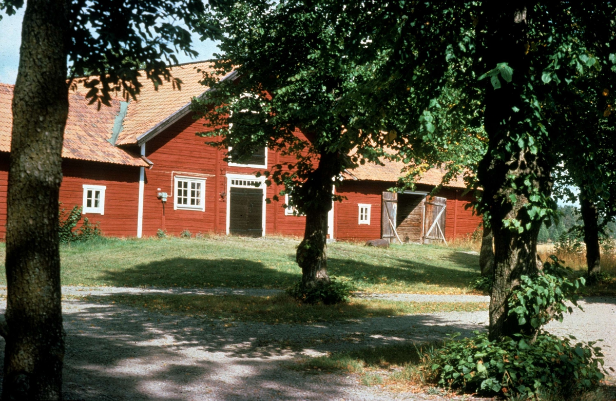 Stallbyggnad vid Kvallsta gård, Kvallsta, Östuna socken, Uppland 1975