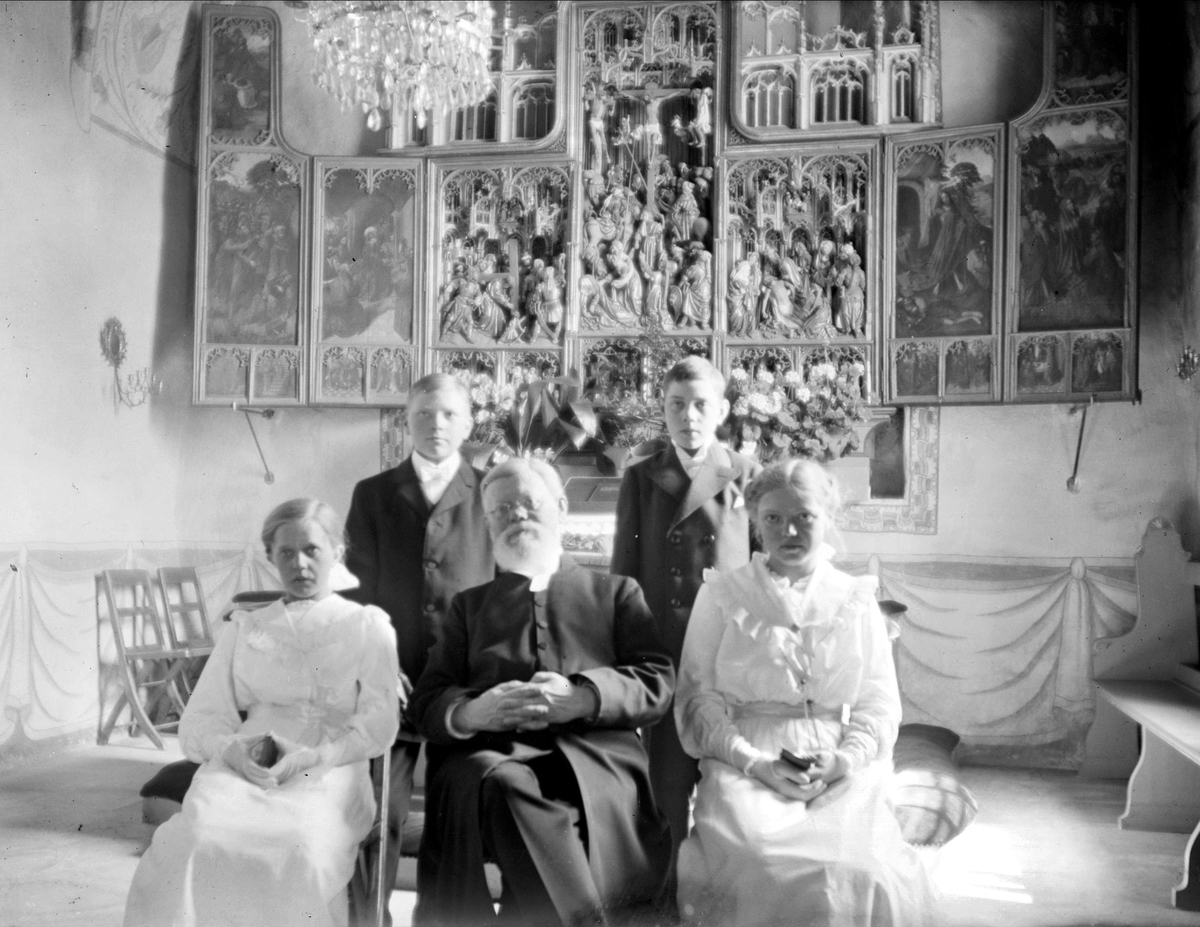 Konfirmander och präst i Villberga kyrka, Uppland 1917