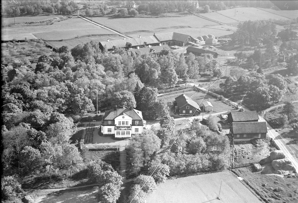 Flygfoto över gårdsmiljö i Berga, eventuellt i Danmarks socken, Uppland 1936