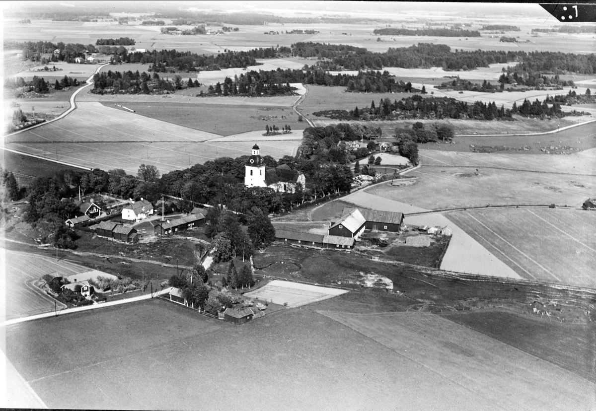 Flygfoto över Bälinge, Bälinge socken, Uppland med Bälinge kyrka och omgivande landskap 1936