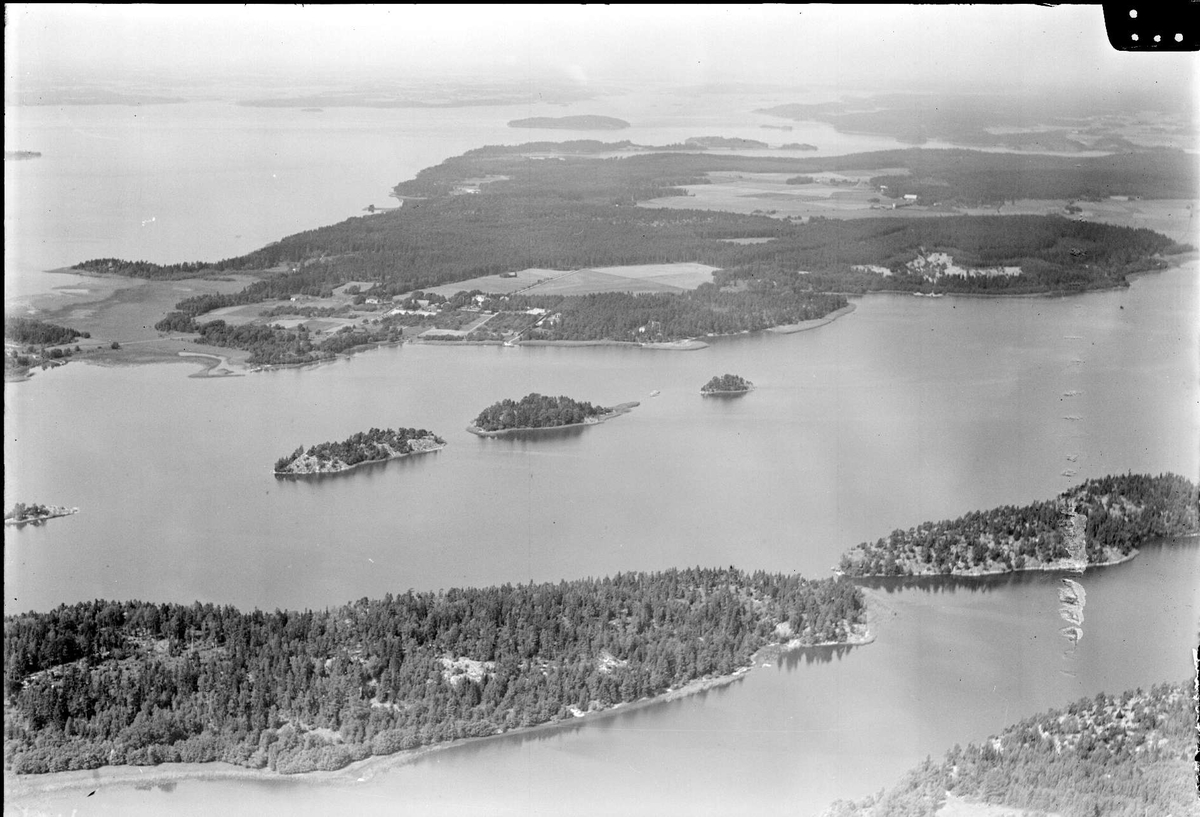 Flygfoto över Norra Björkfjärden och Lindormsnäs, Låssa socken, Uppland 1938