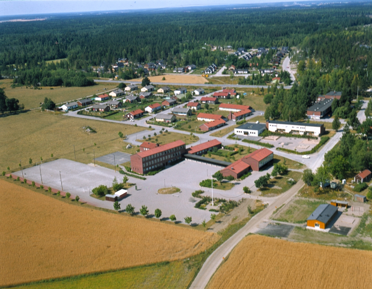 Flygfoto över Hummelsta, Tillinge socken, Uppland 1975
