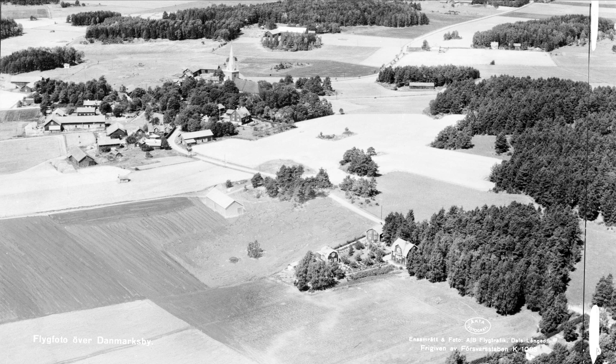 Flygfoto över Danmarks kyrkby, Danmarks socken, Uppland 1947