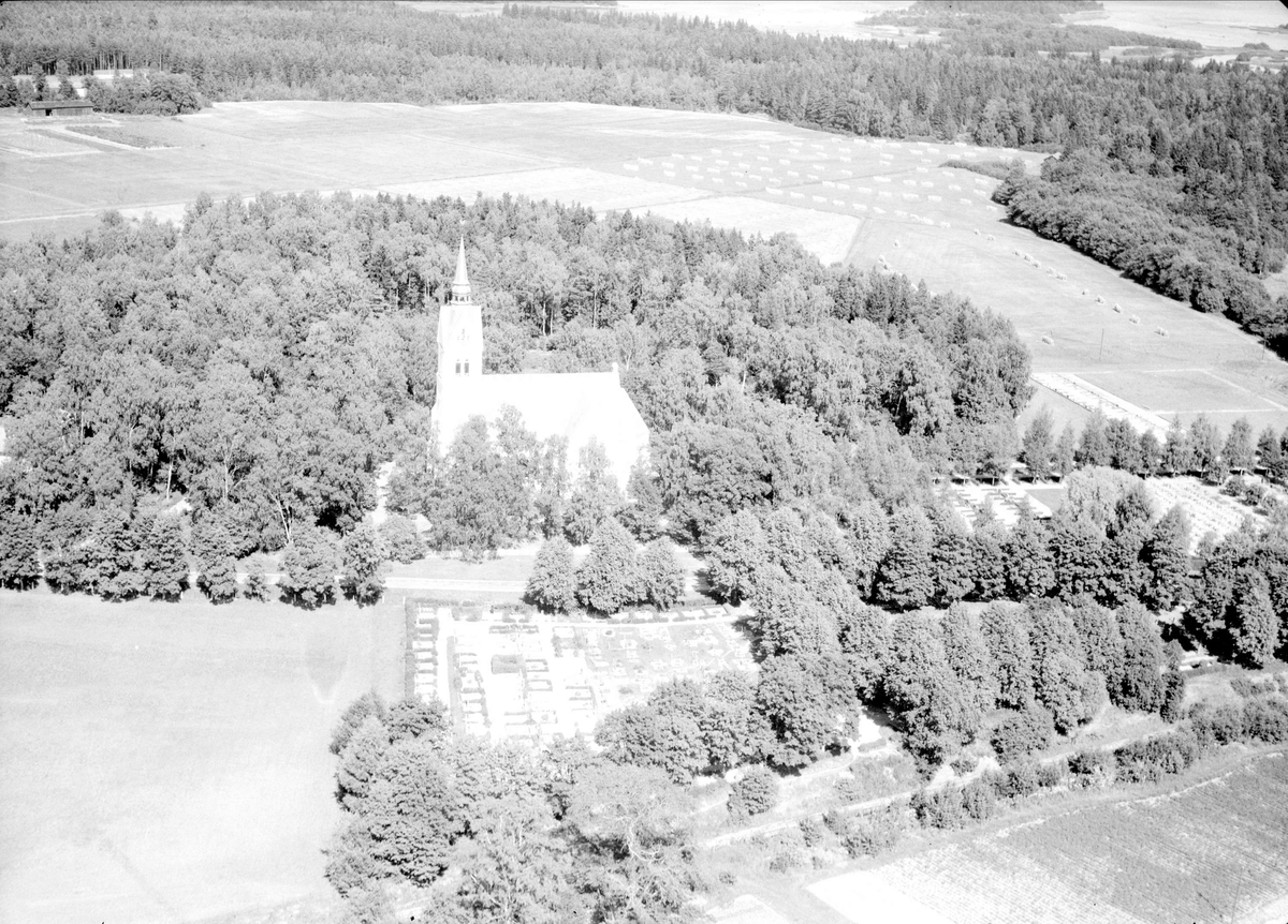 Flygfoto över Skutskärs kyrka, Älvkarleby socken, Uppland 1947