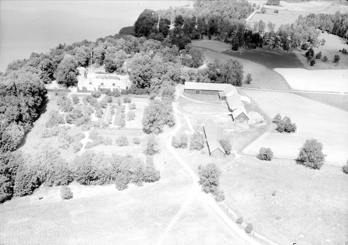 Flygfoto över Kvallsta gård, Kvallsta, Östuna socken, Uppland 1947
