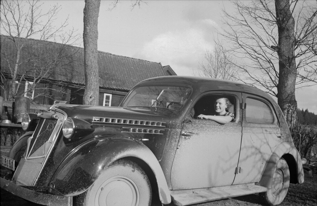 Eivor Sund i bil, Ytterkvarn, Österunda socken, Uppland 1940 - 50-tal