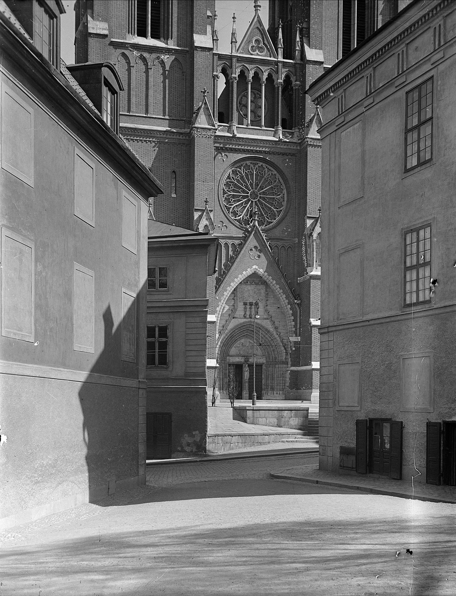 Uppsala domkyrkas västra portal, bild taget mellan Ekermanska huset och Gustavianum, Fjärdingen, Uppsala