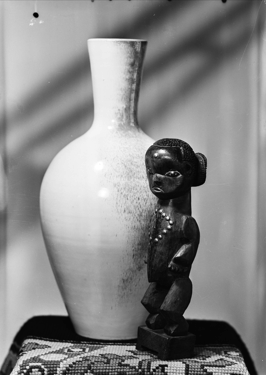 Vas och skulptur i keramik från Upsala-Ekeby AB, Uppsala