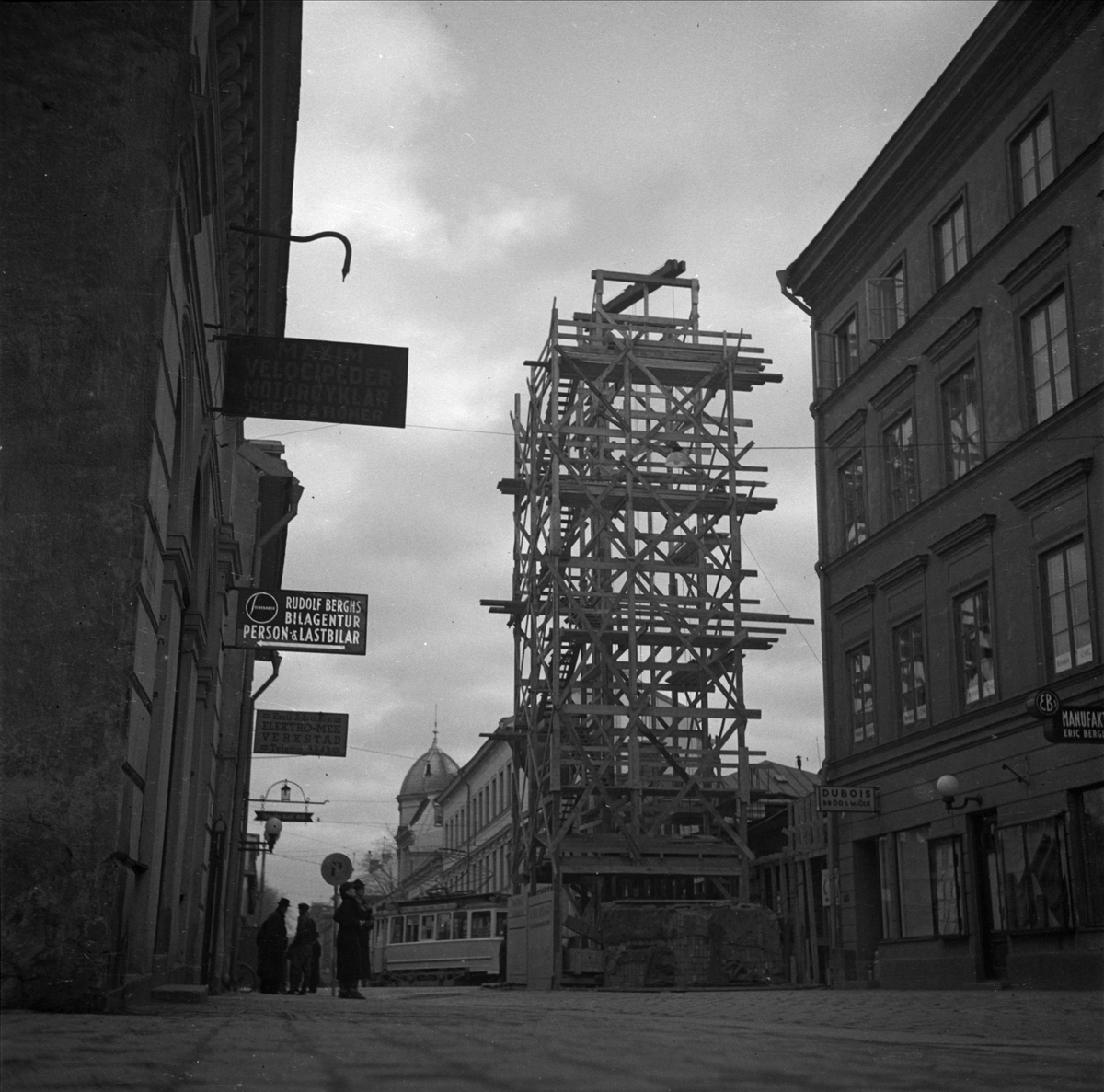 Byggställning vid korsningen Vaksalagatan och Kungsgatan, kvarteret Svalan, Uppsala 1939