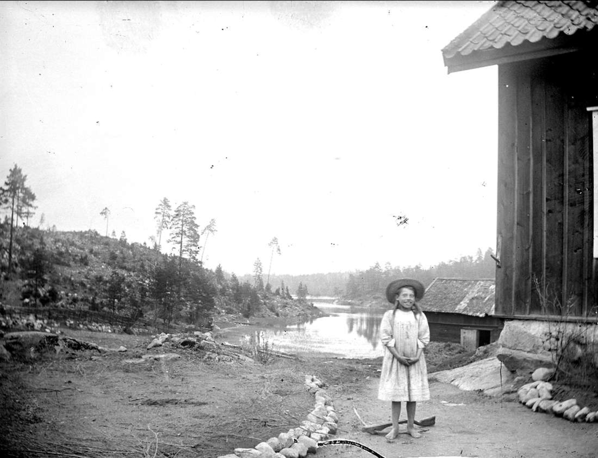 Flicka och Stora Harsjön, Össeby-Garns socken, Uppland 1912