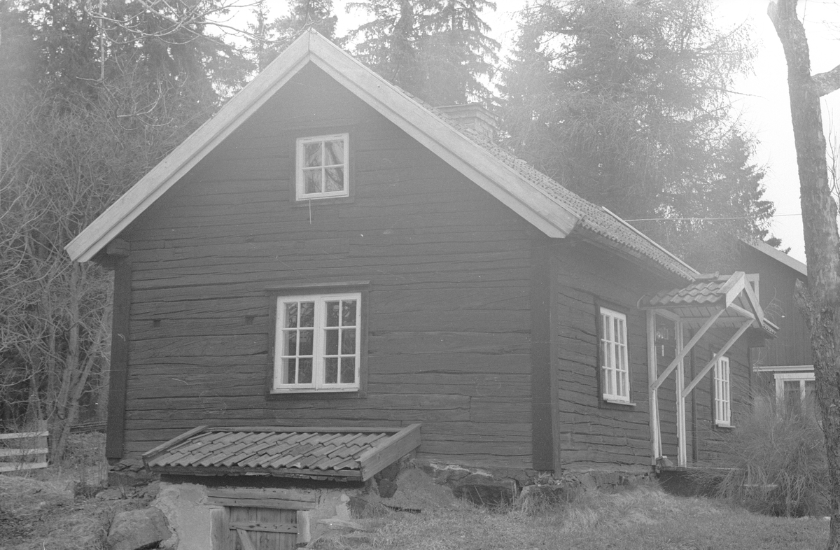 Bostadshus och jordkällare, Husby 4:1, Lilla Husby, Lena socken, Uppland 1977