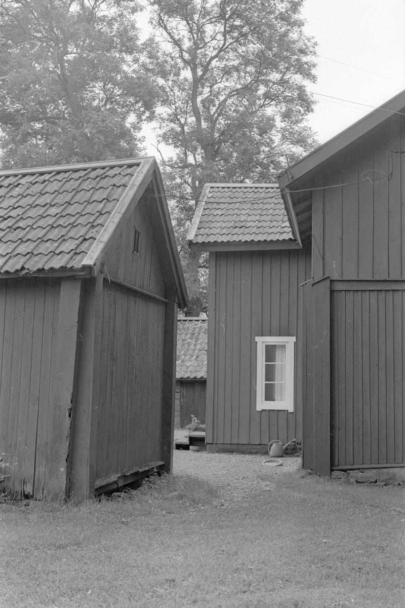 Förråd och parstuga, Södergården, del av Lena-Brunna 4:1, Brunna, Lena socken, Uppland 1978
