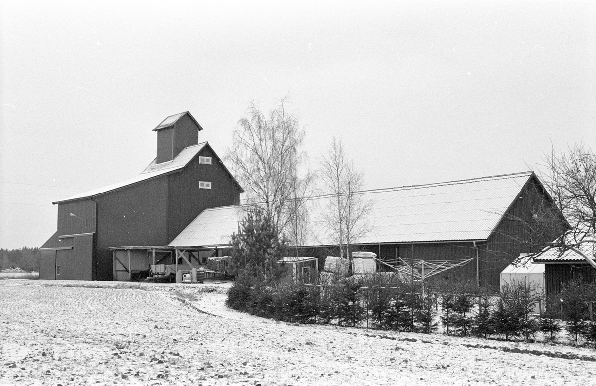 Spannmålstork och traktorgarage, Sunnanå 1:5, Sunnanå, Hagby socken, Uppland 1985
