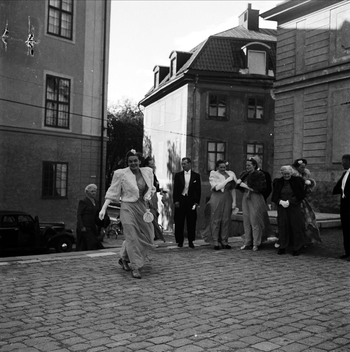 Bröllop - brudparet Nordin, bröllopsgäster på Domkyrkoplan, Uppsala