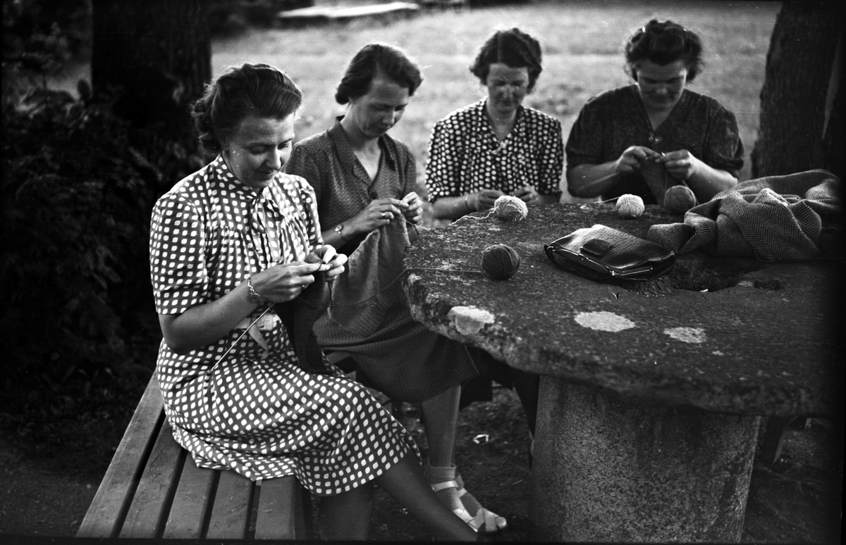Husmödrar - semesterfirande på Vik, Uppland 1945