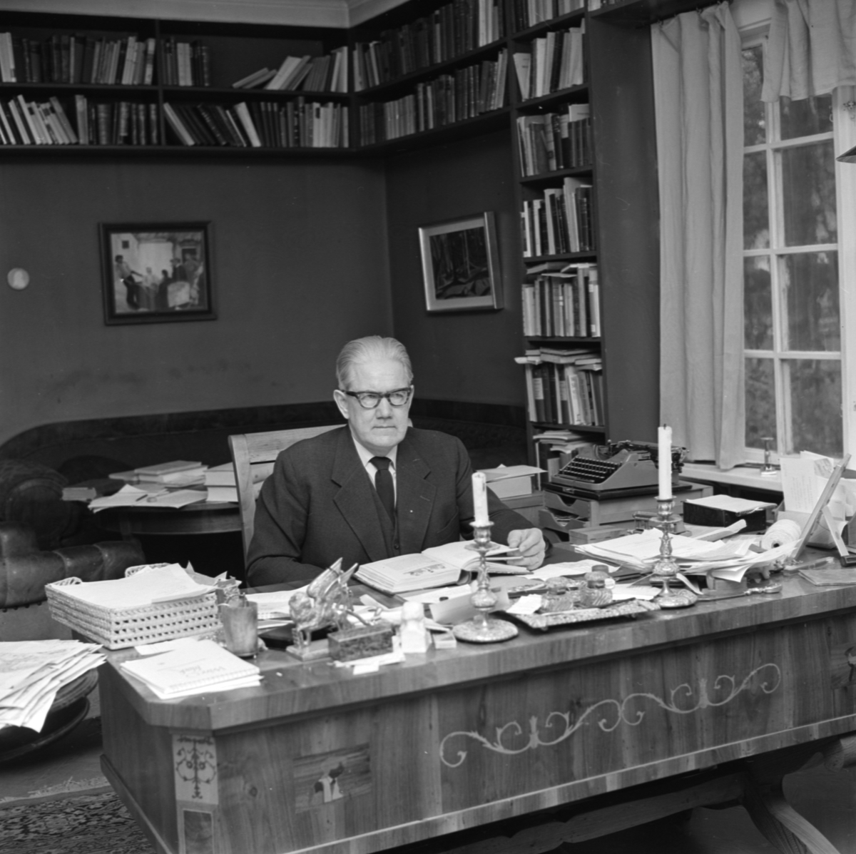Professor Björn Collinder i sitt hem, Uppsala november 1962