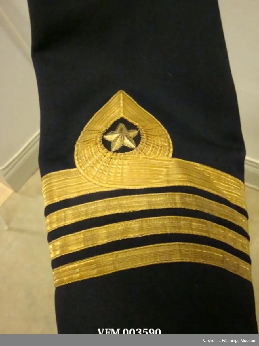 Kolett m/02-29 av kläde med gradbeteckning för överste vid KA