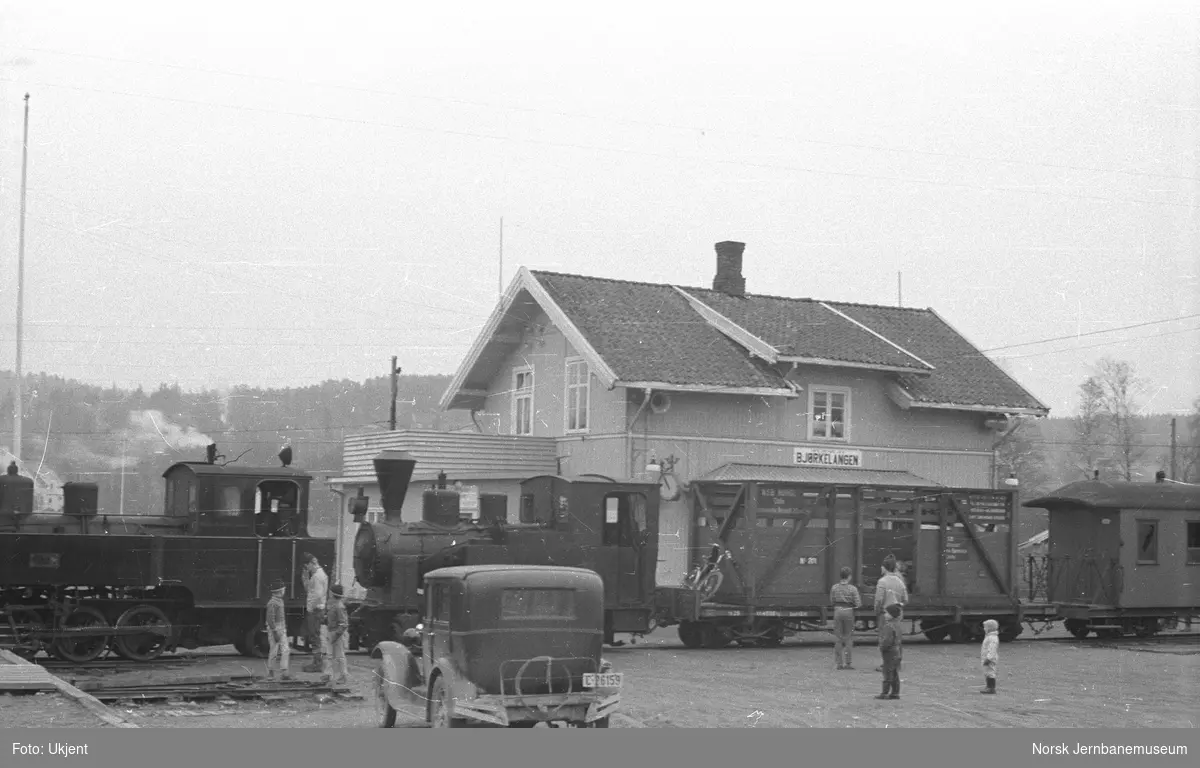 Damplokomotivene "Prydz" og "Urskog" i tog