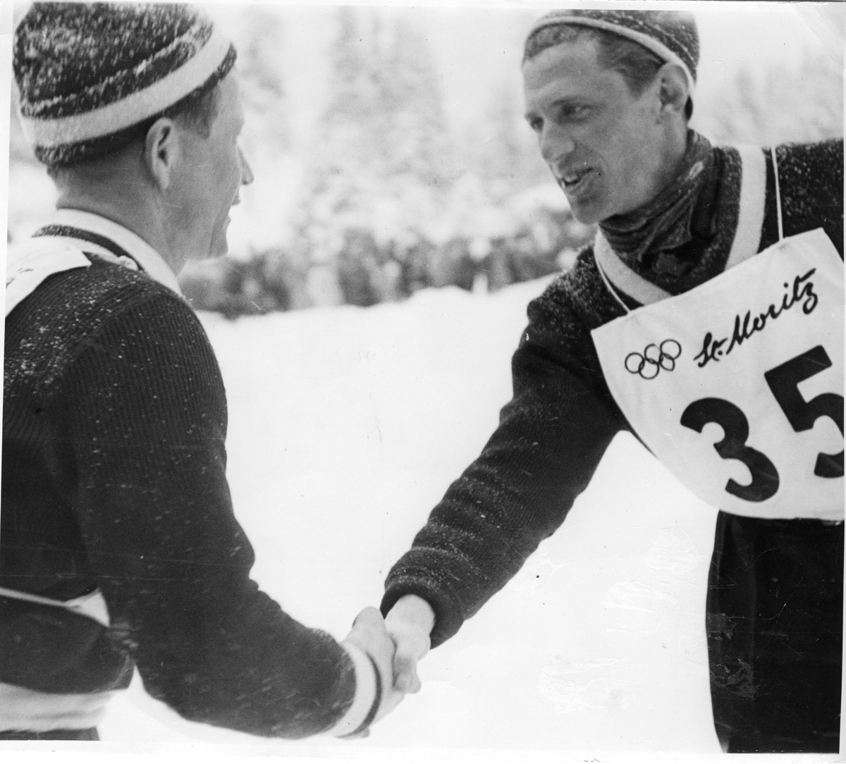 Birger Ruud gratulerer Petter Hugsted med gullet under OL i St. Moritz i 1948.