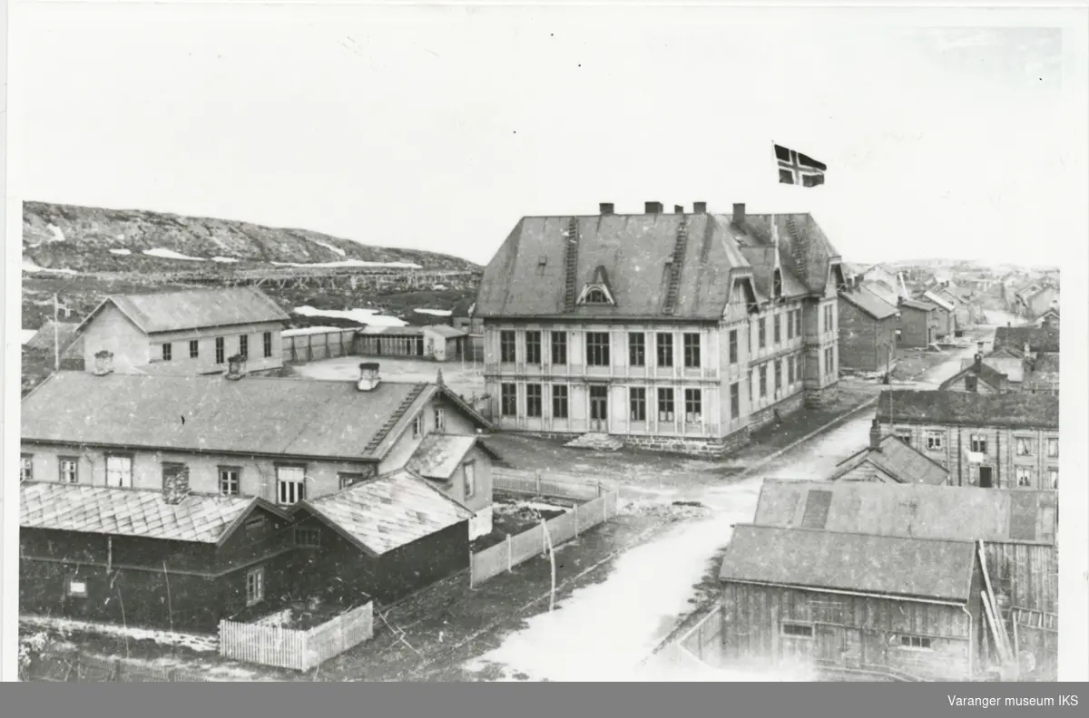 Østervågen sett fra kirketårnet, den gamle folkeskolen sentralt midt i bildet