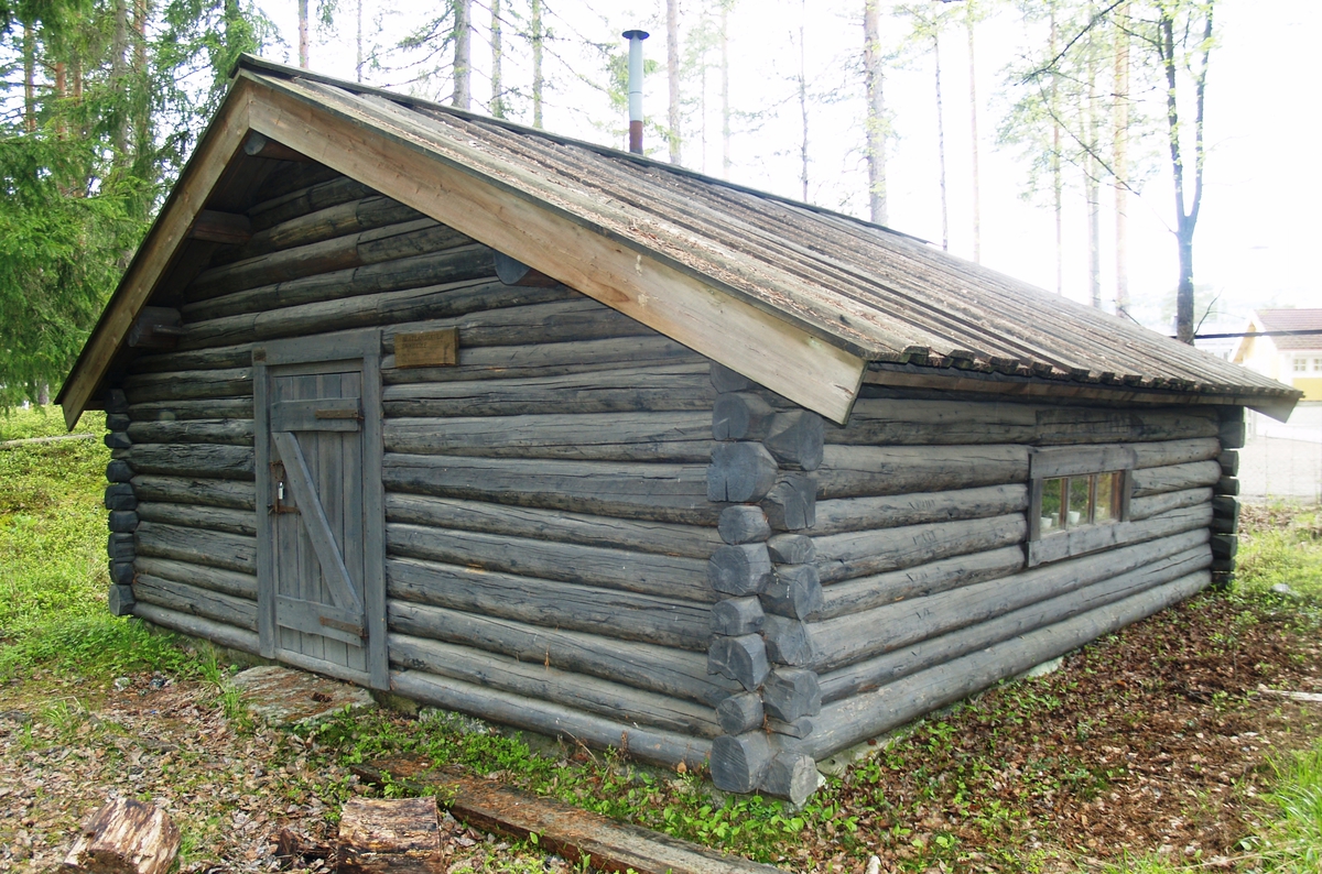 Skogskoie/ skogshusvær, tømret, i en etasje uten kledning. Bordtak, ingen grunnmur. 1 ildsted.