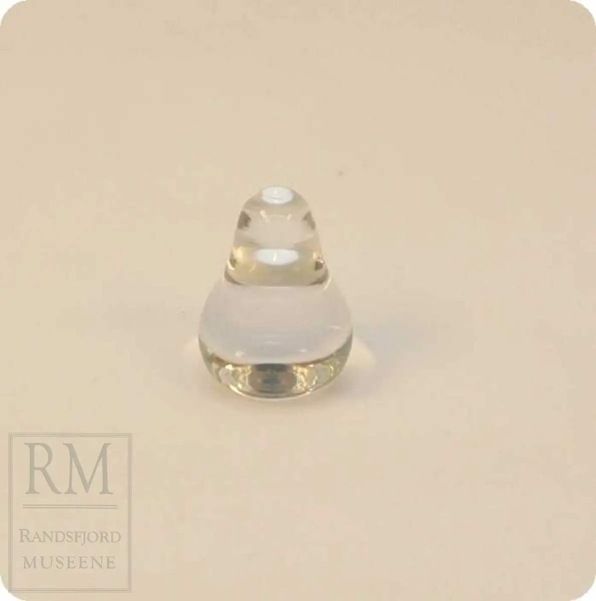 C: Emballasjen har motiv av en glassblåser på alle sider.