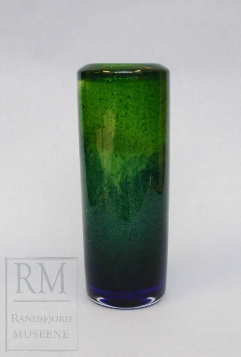 Glass-serie bestående av 5 deler; 
2x sylinderformede vaser
1xkulevase
1xovalvase
1xfruktfat