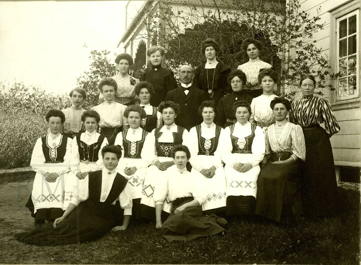 Praktis jentekurs, Vestoppland Folkehøgskole 1908. Gruppebilde med elever og lærere.