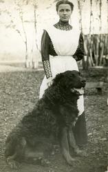 Ida Steen med gardshund.