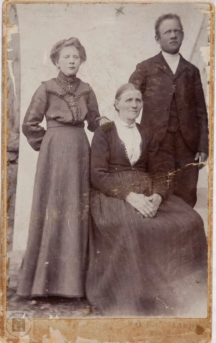 Portrett, mor med datter og sønn (svigersønn?) Trolig fra Audnedal.