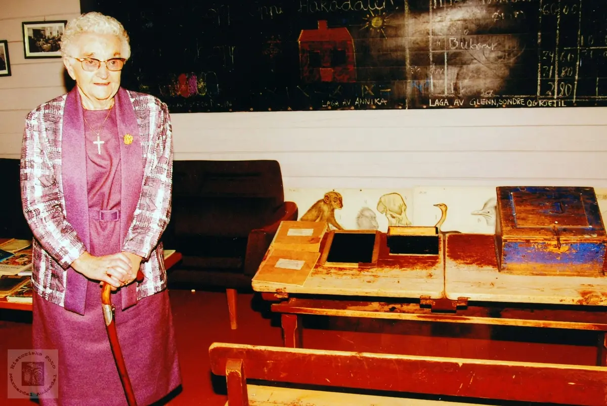 Olga Frøysland, som ein av dei eldste av tidlegare elevar på Sveindal skulehus ved samlingen i 2002. Grindheim.