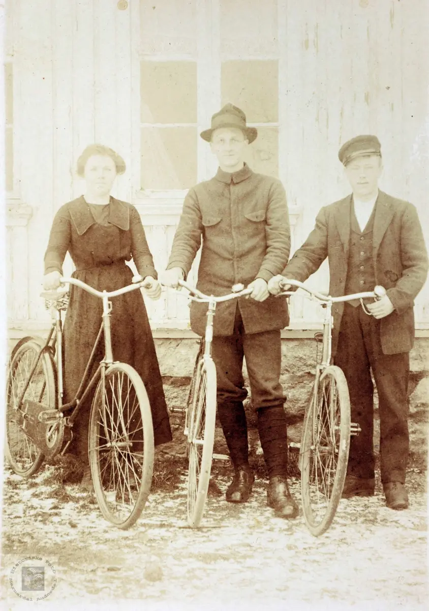 Tre ungdommer klare til sykkeltur. Muligens fra Grindheim Audnedal.