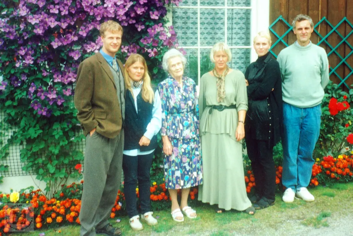 Familien samlet framfor blomsterprakten på "Lundefjellet" Sveindal Audnedal.