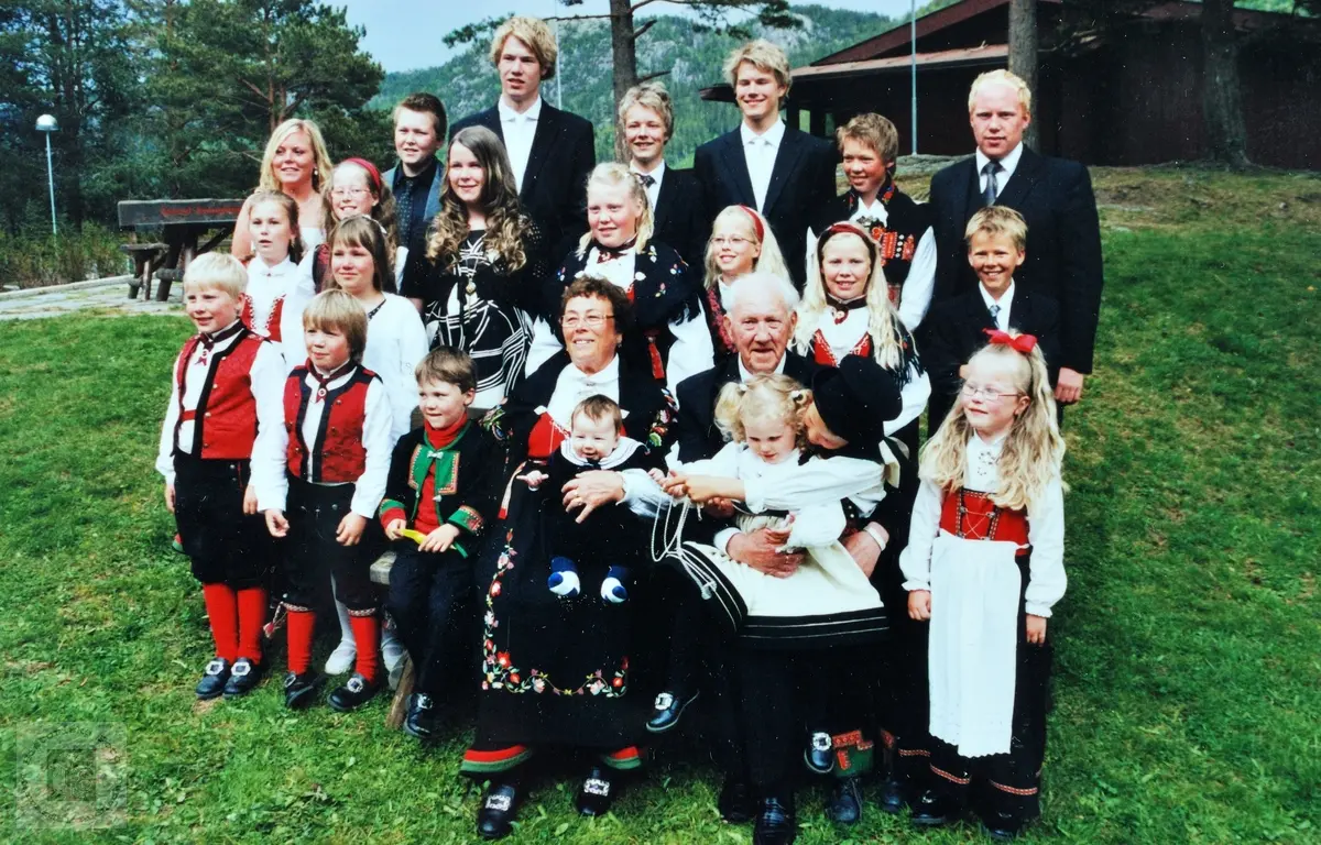Allis og Arthur Stulien med alle barnebarna. Åseral