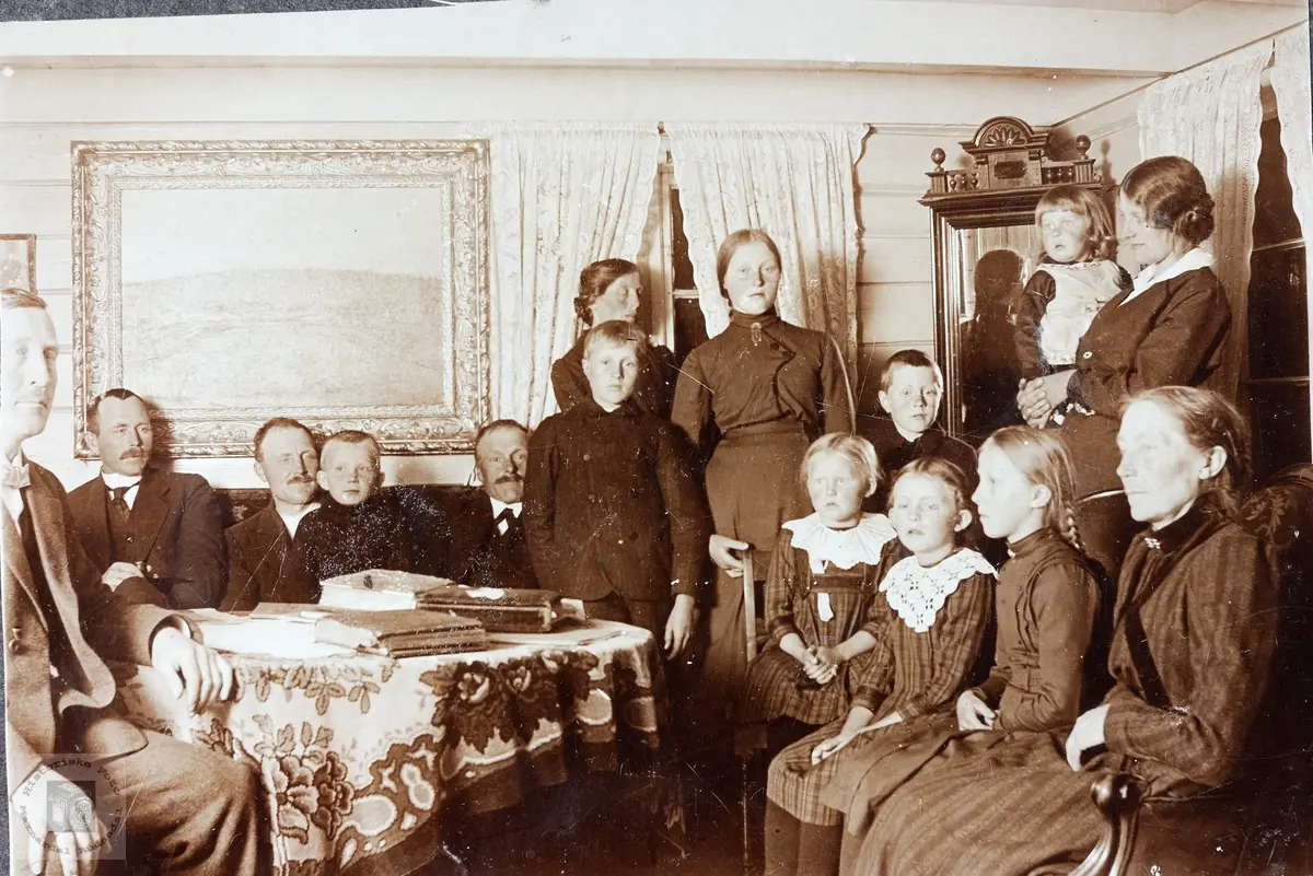 Familiesamlng i stova med flere generasjoner fra Grindheim, Laudal og Bjelland.