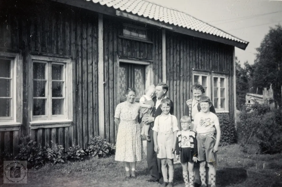 Familiebilde av familien Undeland Naglestad. Audnedal.