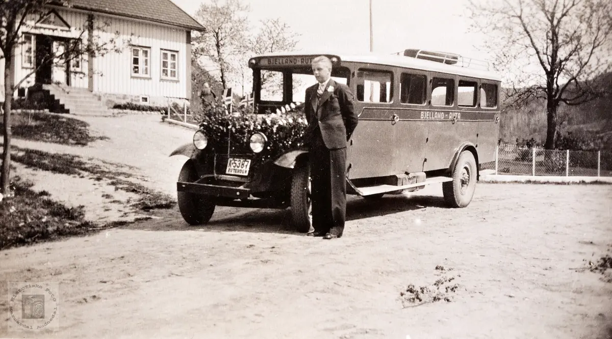 Kristian Flåt som buss sjåfør. Bjelland. Audnedal.
K-5387 var en rutebil, 1931-modell, visstnok Volvo, som ble levert til Kristian Ågedal, Bjelland, Audnedal.