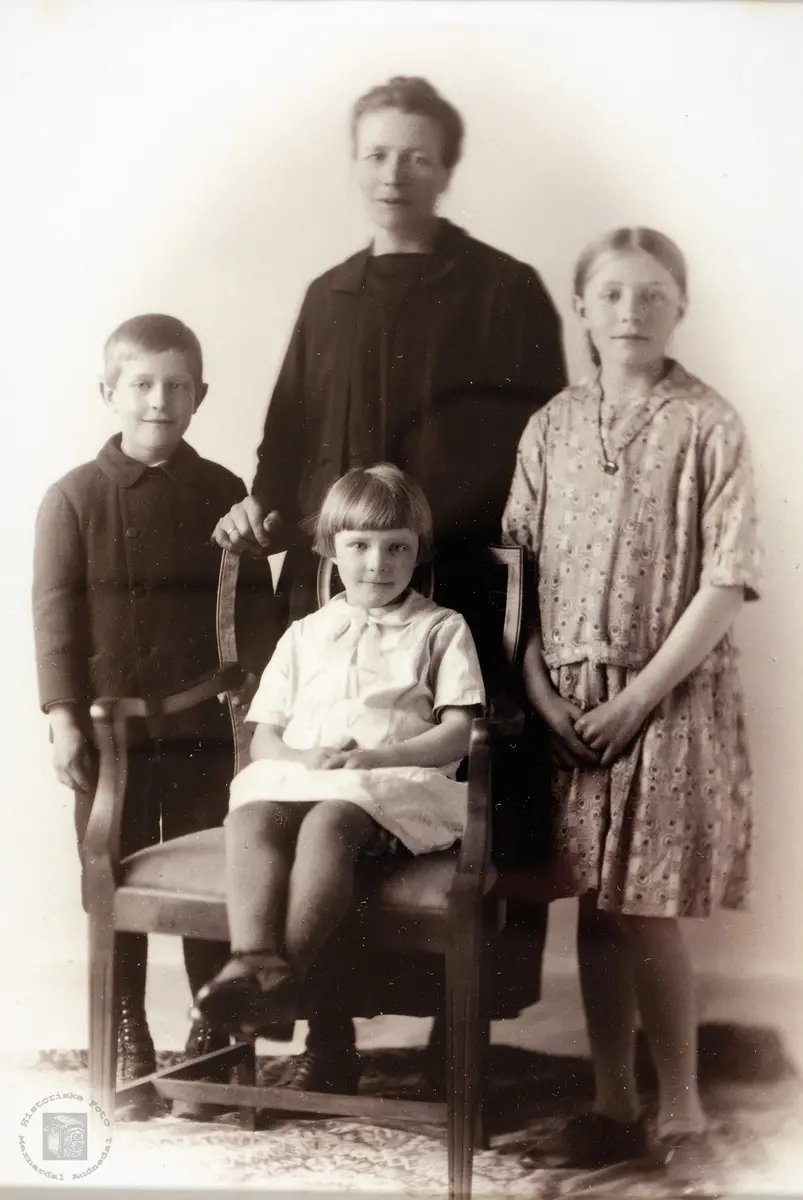 Familiebilde av familien Høyland. Grindheim.