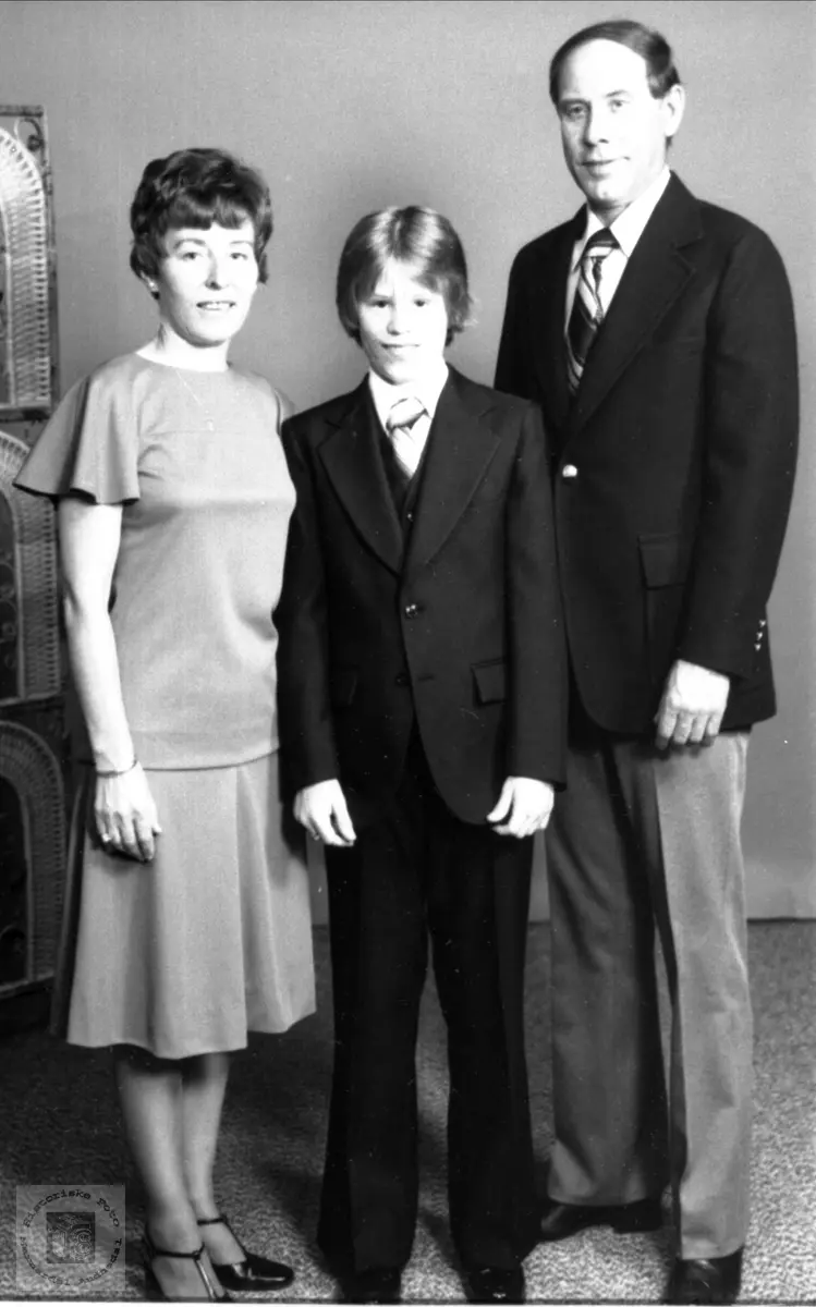 Portrett av familiegruppe i USA: Aslaug, Jan Erik og Per Torsland. Aslaug fra Verdalen, Laudal.